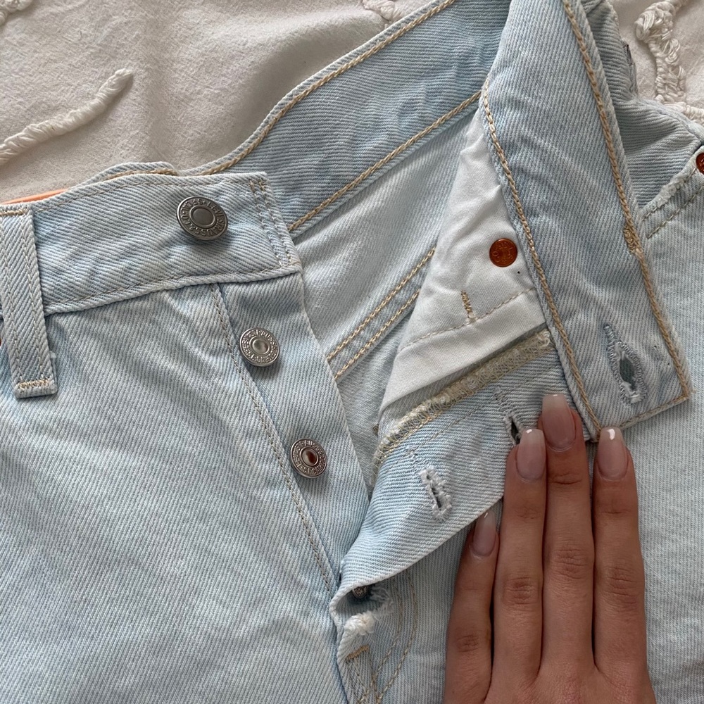 Distressed Light Wash Levi’s 501 Denim Short (26)